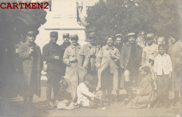 CARTE PHOTO : TUNISIE SOLDATS FRANCAIS ET JEUNES CIREURS DE CHAUSSURES TUNISIENS GUERRE MILITAIRE COLONS 1918 - War 1914-18