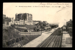 93 - ROSNY-SOUS-BOIS - TRAIN EN GARE DE CHEMIN DE FER ET LA RUE DE NOGENT - Rosny Sous Bois