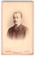 Fotografie J. Lawitzky, Berlin, Behrenstrasse 21, Mann Mit Oberlippenbart Und In Ordentlicher Kleidung 1884  - Personas Anónimos
