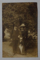 Homme Avec Canne Et Femme Avec Parapluie Sous Un Arbre. - Personas Anónimos