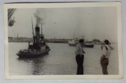 Deux Hommes Dans Un Port. - Schiffe