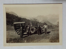 Quatre Hommes Devant Une Voiture. - Automobile