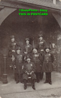 R383782 Tower Of London. Group Of Yeomen Warders. Undress Uniform. Gale And Pold - Autres & Non Classés