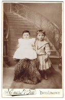 Fotografie J. Enard & Fils, Delémont, Kind Im Kleid Mit Einem Kleinkind  - Anonyme Personen