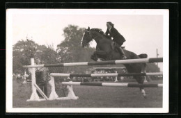 Foto-AK Springreiterin Beim Hindernissprung Bei Einem Turnier  - Reitsport