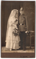 Fotografie Dietrich & Witte, Chemnitz, Junger Soldat In Uniform Mit Pickelhaube Nebst Seiner Braut, Kriegshochzeit  - Guerre, Militaire