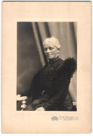 Fotografie Carl Fleury, Vaihingen A. Enz, Portrait ältere Dame Im Schwarzen Kleid Mit Federboa Und Halskette  - Personnes Anonymes