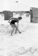 Photographie Photo Vintage Snapshot Plage Beach Bikini Leg Sable - Places