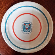 Assiette Carton Vendu Pour Les Jeux Olympiques D'Hiver GRENOBLE 1968 Décor écusson D'Excoffon Olympic Games 68 - Autres & Non Classés