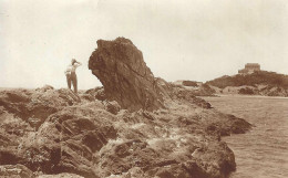 83 ILE DE PORQUEROLLES CARTE-PHOTO LE FORT DU PETIT LANGOUSTIER PERSONNAGE ROCHERS HYERES VAR - Porquerolles