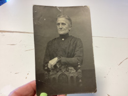 Photo Snapshot 1920 Portrait D’une Femme, Personne âgée Contre Une Chaise Avec Des Feuilles Portrait De Femme âgée - Anonymous Persons