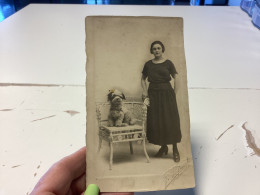 Photo Snapshot 1930 Photo Sur Carton, Portrait De Femme, Habillé En Noir, Jeune Fille Avec Son Chien Sur Fauteuil En Rot - Anonymous Persons