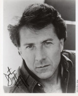 PHOTO GRAND FORMAT 1 - ENV 1 - CINEMA - PHOTO DEDICACEE DE L'ACTEUR AMERICAIN DUSTIN HOFFMAN - Signed Photographs