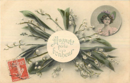  CPA MUGUET - FEMME AVEC CHAPEAU FLEURI DANS MEDAILLON - MUGUET PORTE BONHEUR - Fiori