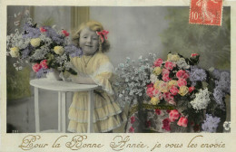 FILLETTE - LITTLE GIRL - MÄDCHEN - BOUQUET DE FLEURS - POUR LA BONNE ANNEE JE VOUS LES ENVOIE.. - Altri & Non Classificati