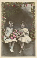 FANTAISIE - FILLETTES - LITTLE GIRLS - MÄDCHEN - ASSISES  - BOUQUET DE FLEURS  - BONNE FETE - Iris - Altri & Non Classificati