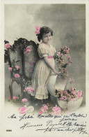 FANTAISIE - FILLETTE - LITTLE GIRL - MÄDCHEN - GROS OEUF DE PAQUES REMPLI DE ROSES - HEUREUSES PAQUES - Aéro - Altri & Non Classificati