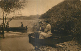 FANTAISIE - COUPLE - EHEPAAR  - SUR UNE BARQUE AU BORD DE L'EAU  - Paare