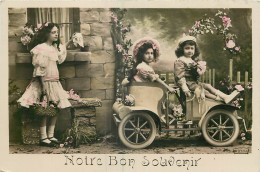 CPA ENFANTS - FILLETTES - LITTLE GIRL - DANS UNE AUTOMOBILE - Altri & Non Classificati