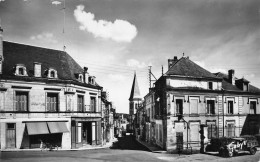 Preuilly Sur Claise * La Rue Principale Du Village Et L'église * Commerces Magasins - Autres & Non Classés