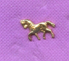 Rare Pins Cheval En 3 D Doré N621 - Animaux