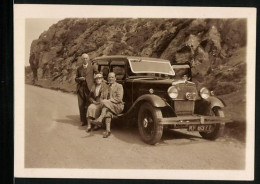 Fotografie Auto, Gentleman & Lady Auf Trittbrett Der Limousine Sitzend  - Auto's