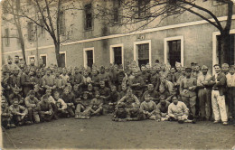 CARTE PHOTO NON IDENTIFIÉE REGIMENT A LA COOL DANS LA COUR - A Identifier