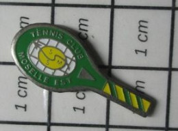 210c Pin's Pins / Beau Et Rare : SPORTS / RAQUETTE BALLE JAUNE TENNIS CLUB DE MOSELLE EST - Tenis