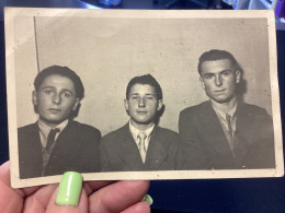 Photo Ancienne Snapshot 1940 Trois Frères, Costume Cravate, L’intro, L’autre, Le Puy Portrait De Garçon, Frère - Personas Anónimos