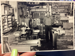 Photo Ancienne Snapshot 1950 Homme Dans Son Atelier, Valise, Outils, Matériel Usine Tiroir, Casier Tout Autour De Lui Il - Personas Anónimos