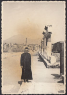 Sacerdote In Sito Archeologico Da Identificare - 1940 Fotografia D'epoca - Lugares