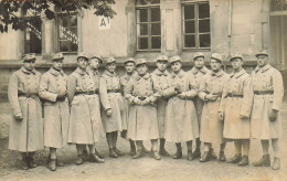 CARTE PHOTO NON IDENTIFIEE SOLDATS EN VAREUSE ET KEPI N° 153 DESSUS PRET A PARTIR EN MANOEUVRE - To Identify