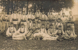 CARTE PHOTO NON IDENTIFIÉE SOLDATS CEINTURONS BAUDRIERS CARTOUCHIÈRES KÉPI PRENANT LA POSE - A Identifier