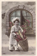 ENFANTS - Un Garçon Portant Un Panier Qui Contient Des Poissons - Colorisé - Souriant - Fleurs - Carte Postale Ancienne - Altri & Non Classificati