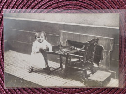 Carte Photo , Petite Fille Et Son Bureau - Other & Unclassified