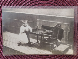 Carte Photo , Petite Fille Et Son Bureau - Altri & Non Classificati