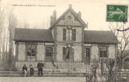 Trouan Le Petit - école Et Mairie - Autres & Non Classés