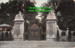 R392017 Hampton Court Palace. The Lion Gates. The I. X. L. Series. 1910 - Monde