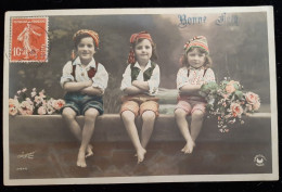 CPA Photo Sazerac -  Enfants - Trois Petit Garçon En Short Et Bonnet Les Bras Croisés -  Bonne Fête - Coll. Croissant - Altri & Non Classificati