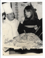 C6077/ Francoise Hardy Tastes The Biggest Omelet Pressefoto Foto 22 X 16,5 Cm  - Otros & Sin Clasificación