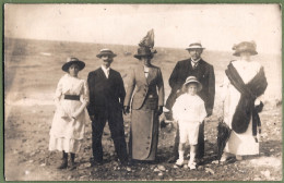 CARTE PHOTO -  FEMMES ET HOMMES ÉLÉGANTS AU BORD DE MER - MODE, CHAPEAUX - Mode