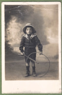 CARTE PHOTO JOUET -  JEUNE GARCON ET SA "ROUE A POUSSER" (ou "cerceau à Timbre") - Haut De La Carte Abimé - Jeux Et Jouets