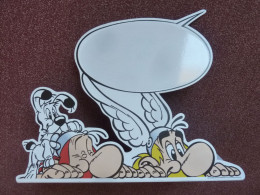 Astérix, Obélix Et Idéfix, Panneau Publicitaire En Plastique - Objetos Publicitarios