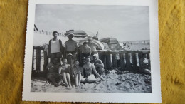 PHOTO GROUPE DE PERSONNES HOMME TORSE NU FEMME MAILLOT DE BAIN PLAGE LOISIRS VACANCES FORMAT 11 PAR 13.5 CM - Anonymous Persons