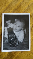 PHOTO BEBE ET APPAREIL PHOTO D AUTREFOIS   FORMAT 12 PAR 9 CM - Voorwerpen