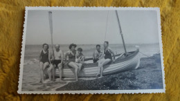 PHOTO BARQUE MER PLAGE SCENE DE PLAGE HOMME TORSE NU FEMME MAILLOT DE BAIN  FORMAT 14 PAR 8.5 CM - Boats