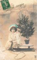 FETES - VOEUX - Nouvel An - Bonne Année - Enfant - Petite Fille - Sapin - Colorisé - Carte Postale Ancienne - Nieuwjaar