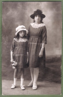 CARTE PHOTO -  FEMME ÉLÉGANTE ET JEUNE FILLE - MODE, CHAPEAU - (Patronyme Au Dos) - Mode