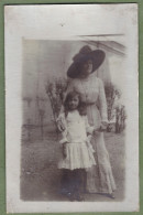 CARTE PHOTO -  FEMME ÉLÉGANTE ET JEUNE FILLE - MODE, CHAPEAU - 1911 - Fashion