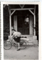 PHOTO--ORIGINALE UNE JEUNE FEMME AVEC UN VÉLO 1944 - Cyclisme